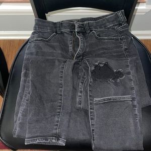 American Eagle jeggings. Size 6 Black! Great condition w/ manufactured knee rip